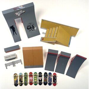 18pc TECH DECK Playset - Includes 9 Mini Boards (3.75") Accessories & Ramps EUC